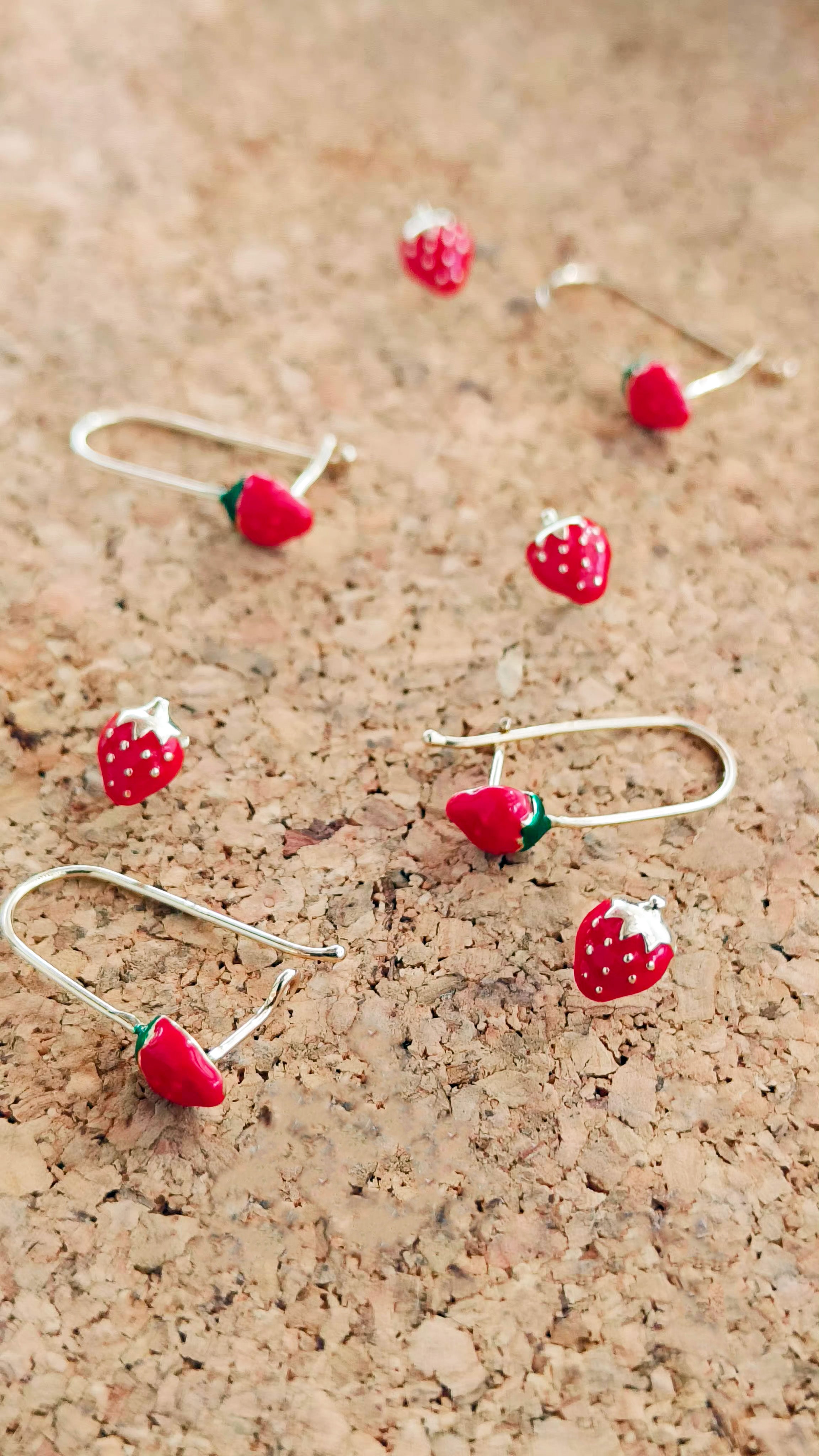 עגילי תות ורק תות