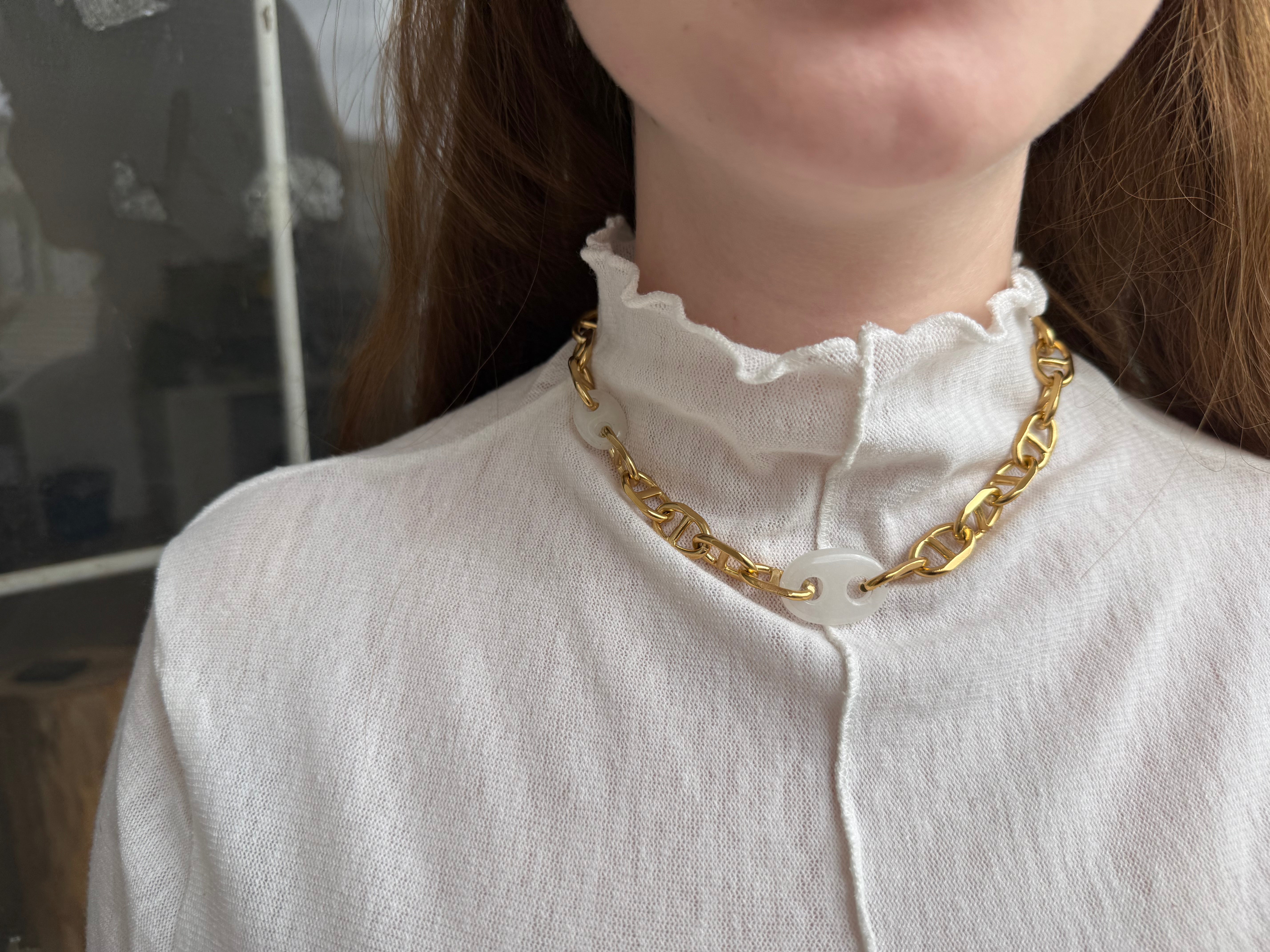 שרשרת כל הזהב עליי