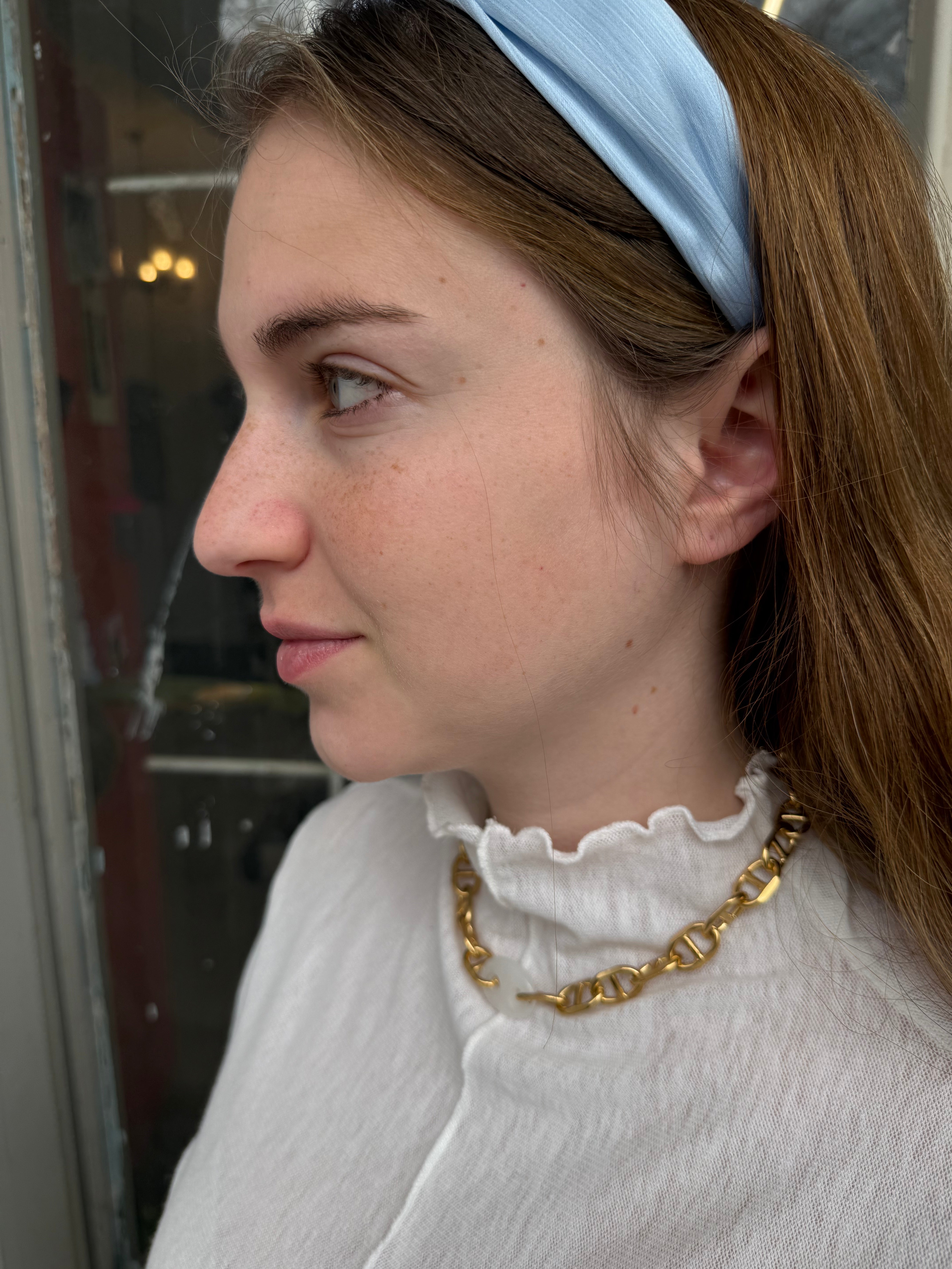 שרשרת כל הזהב עליי