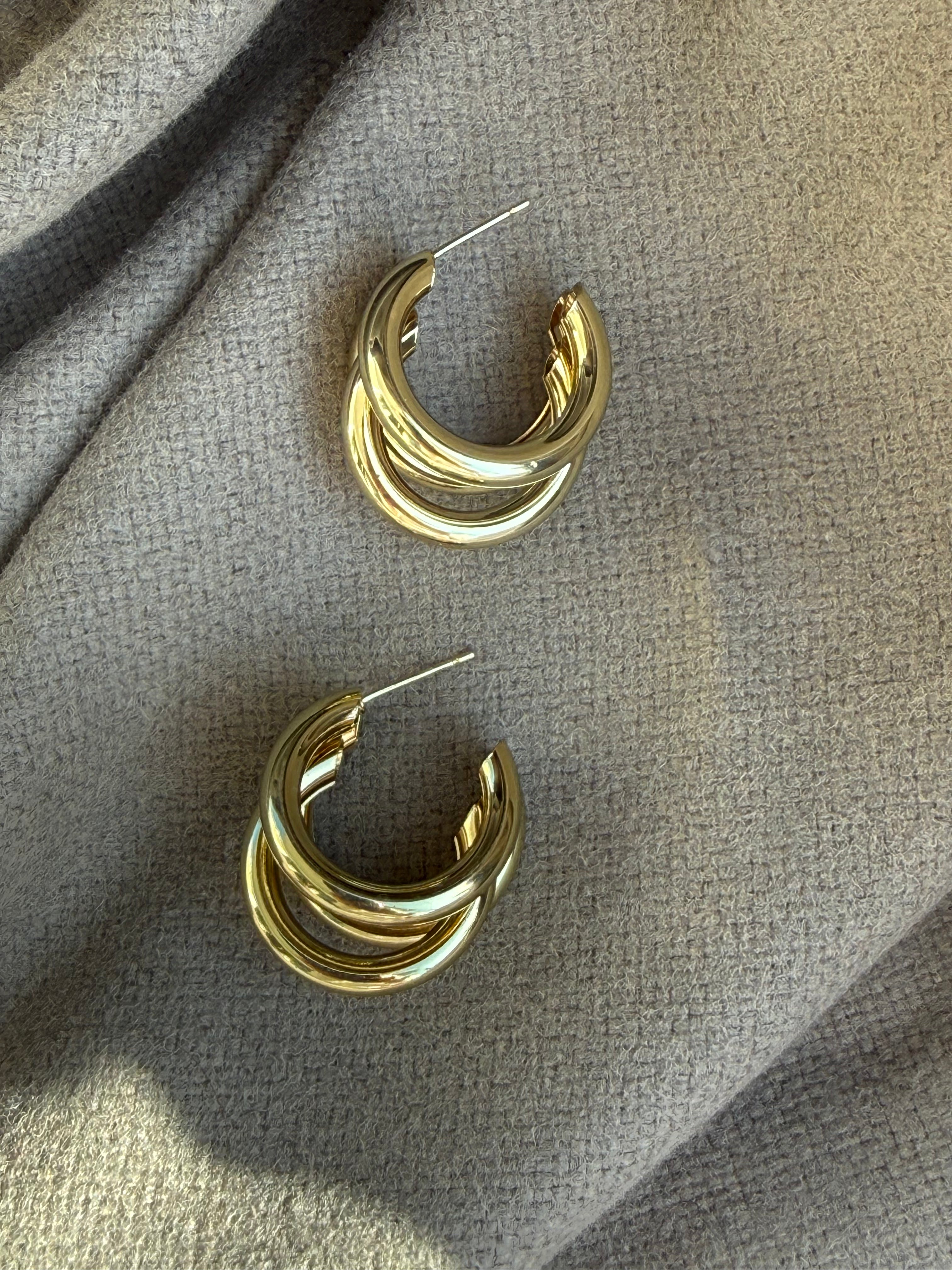 עגילי חישוק דרמטיים