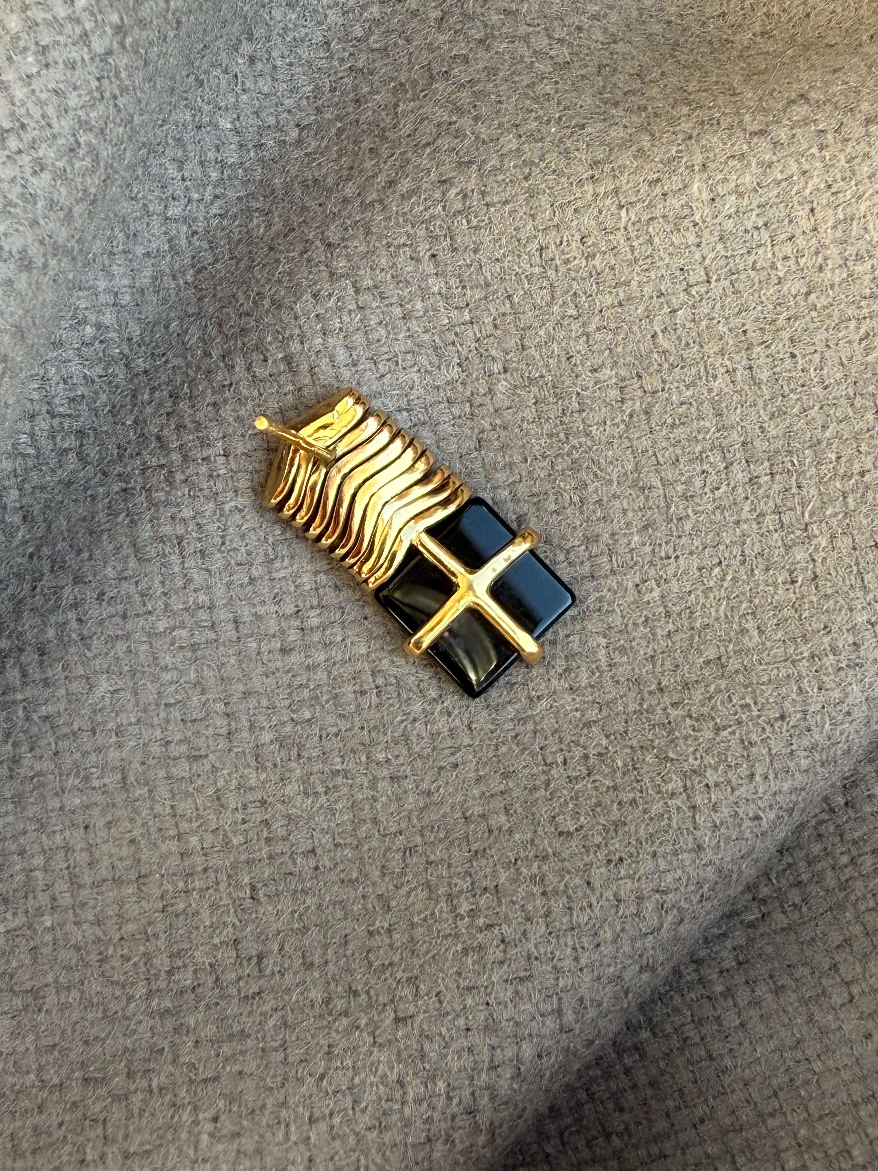 עגיל מראה שחורה