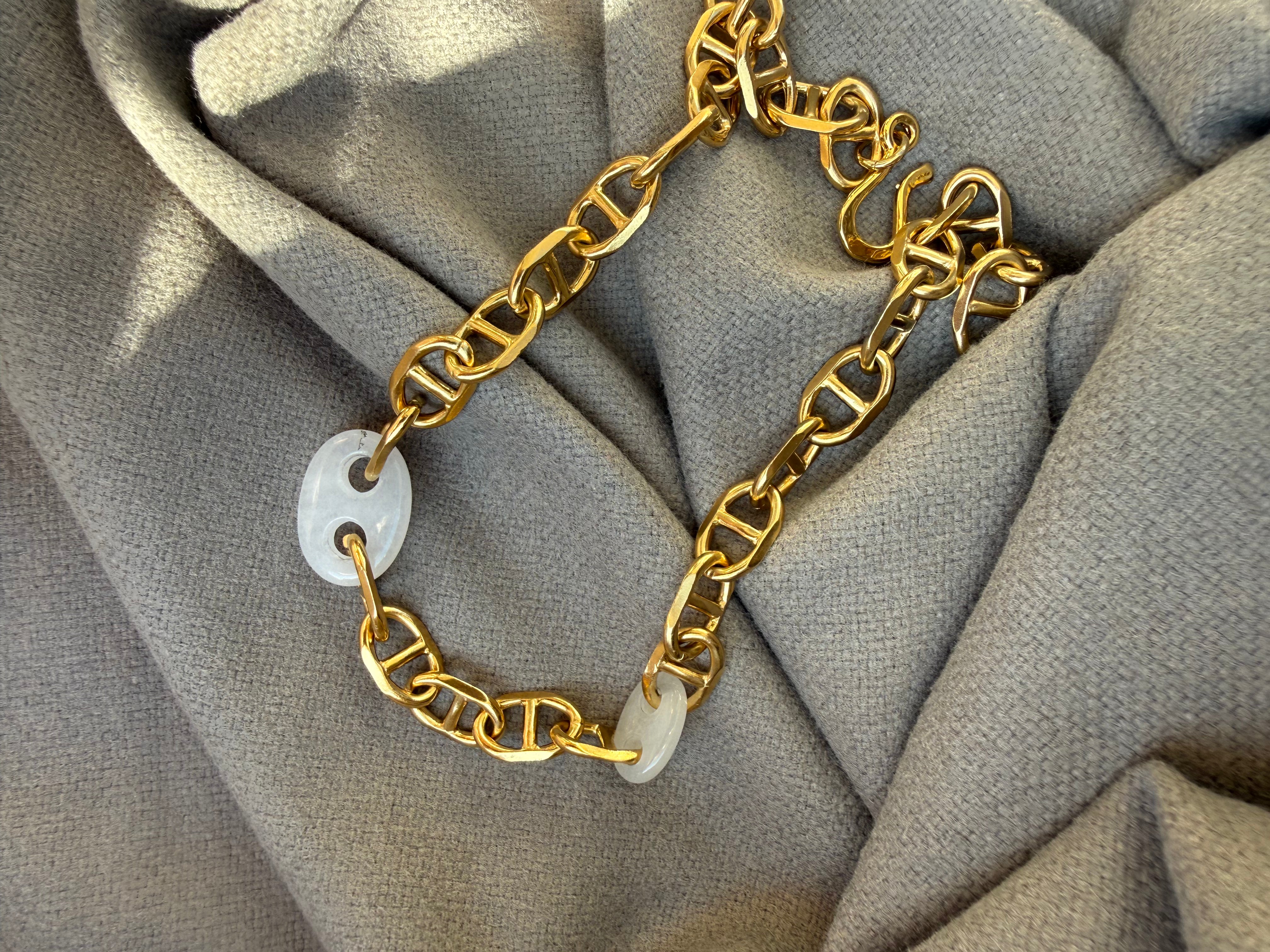 שרשרת כל הזהב עליי