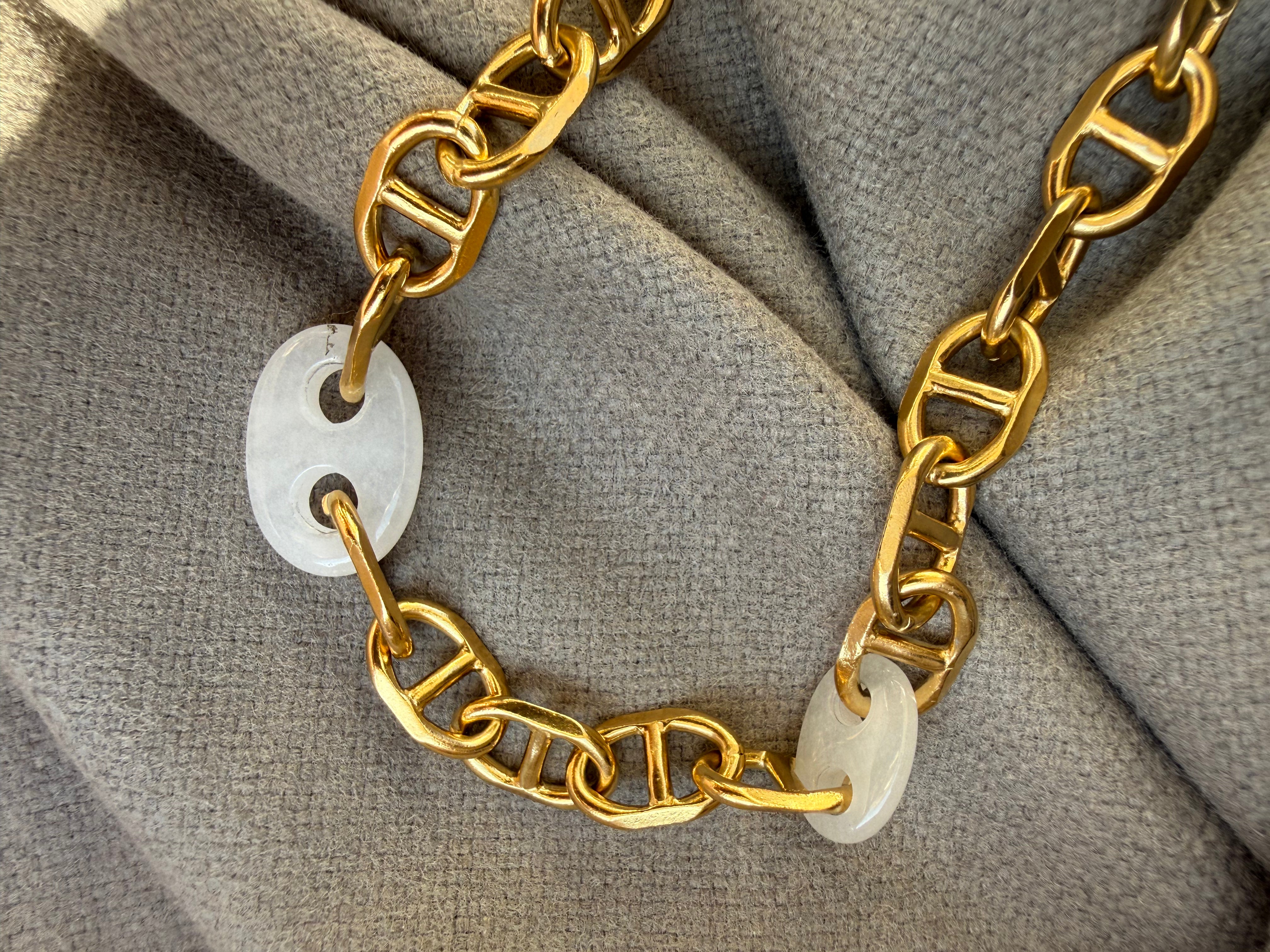 שרשרת כל הזהב עליי