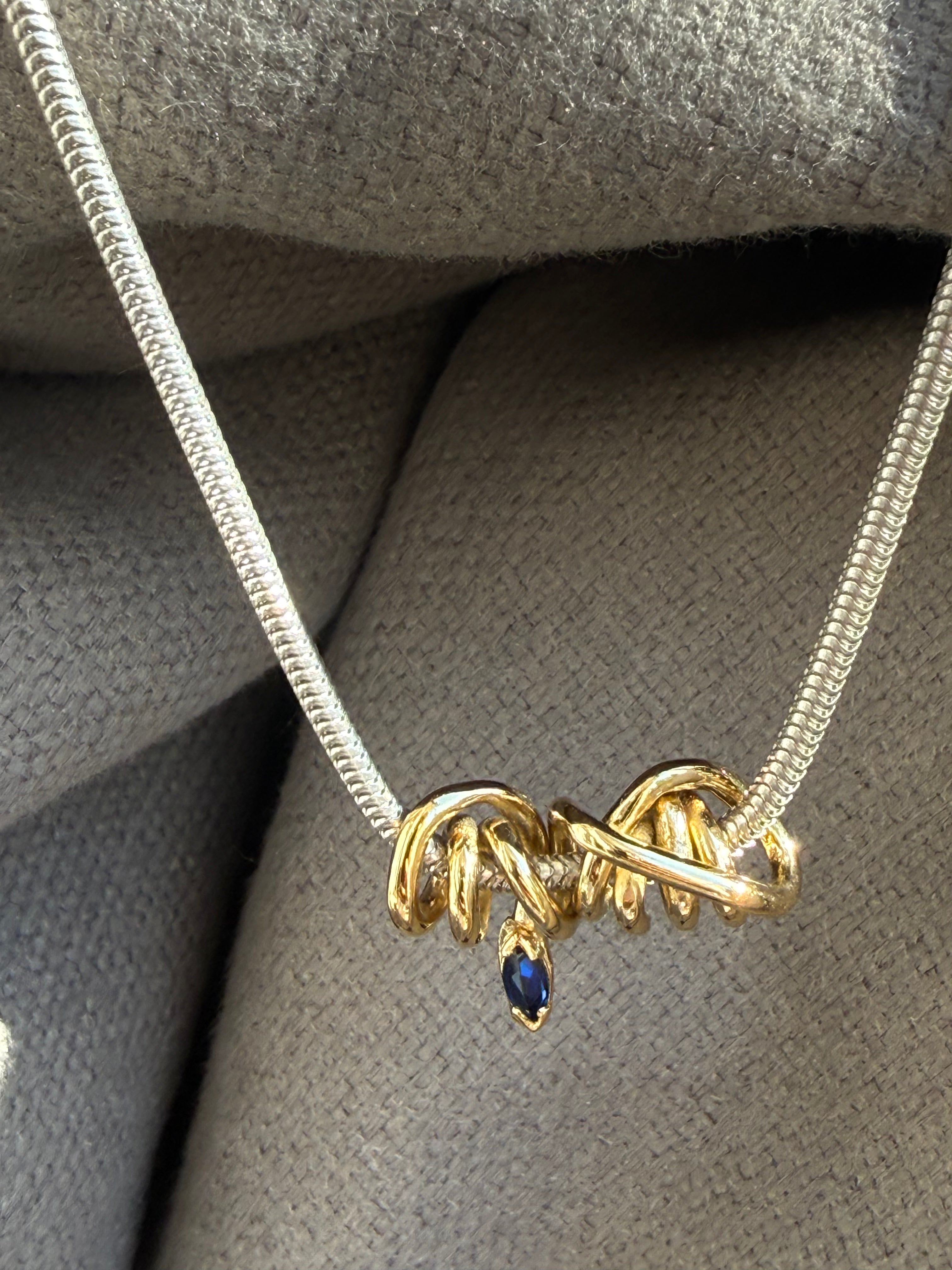 שרשרת כל הזהב עליי