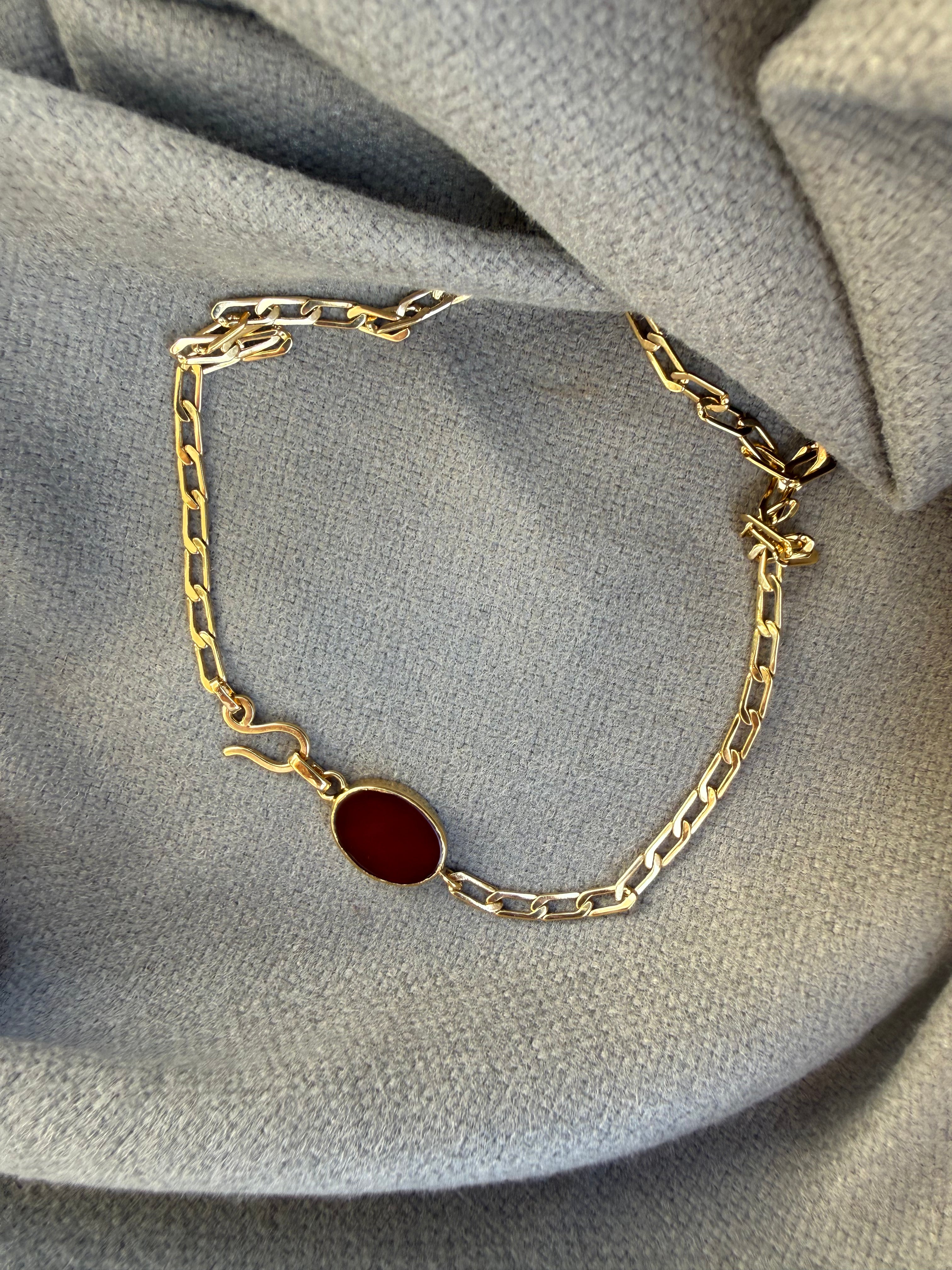 שרשרת ששמה אותך במרכז