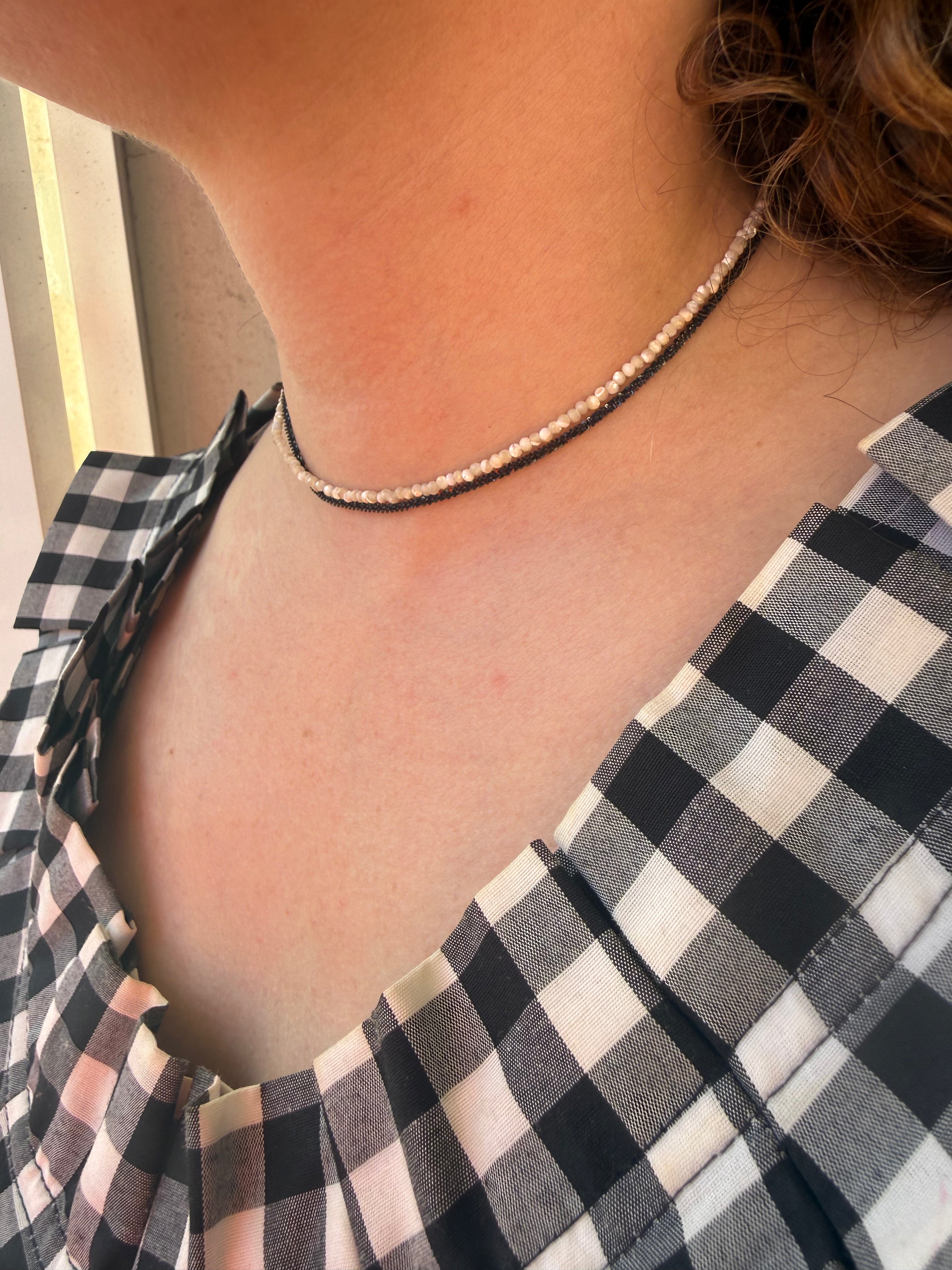 שרשרת לא הכל שחור לבן