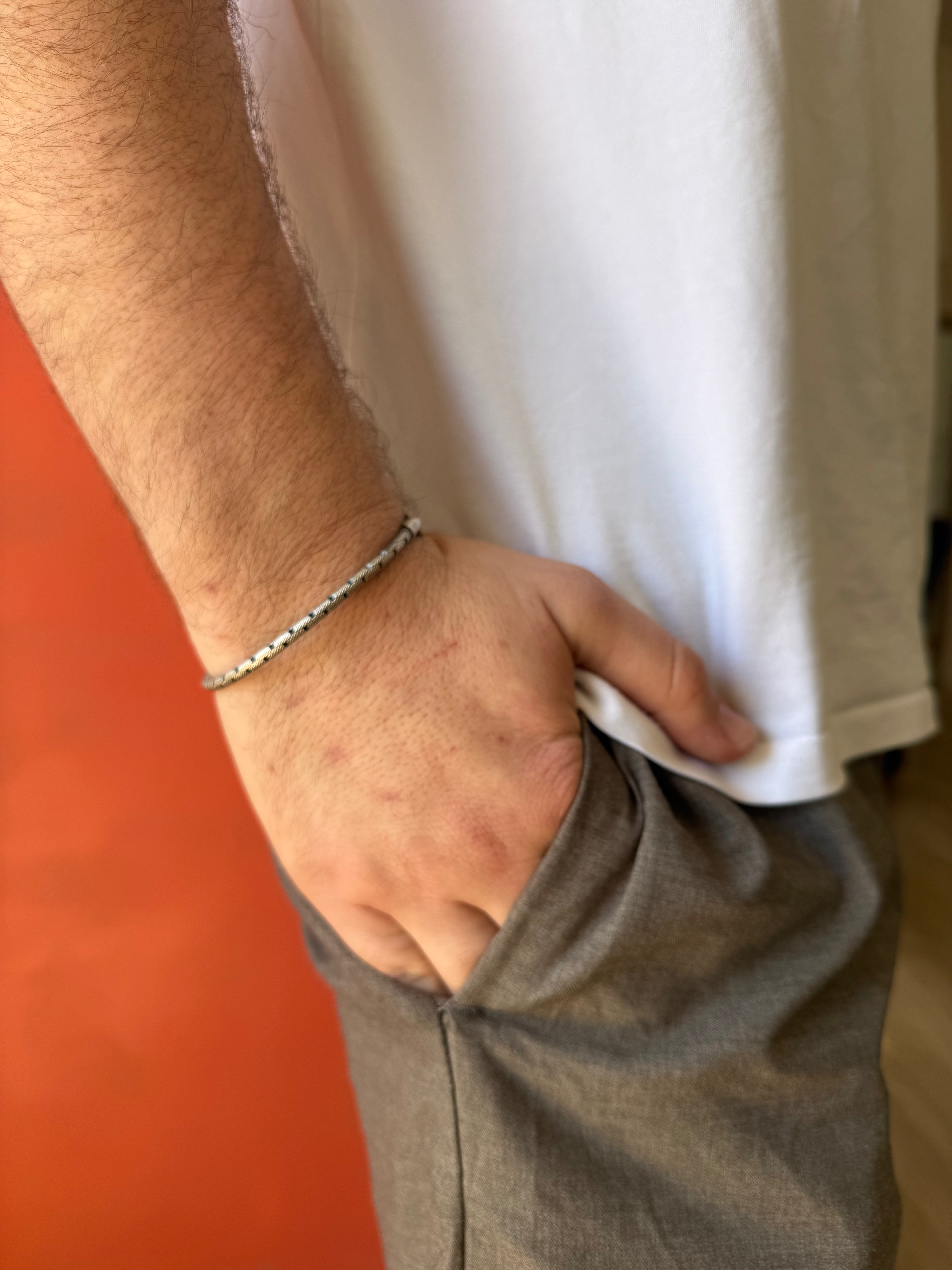 צמיד קשיח לגבר גבר