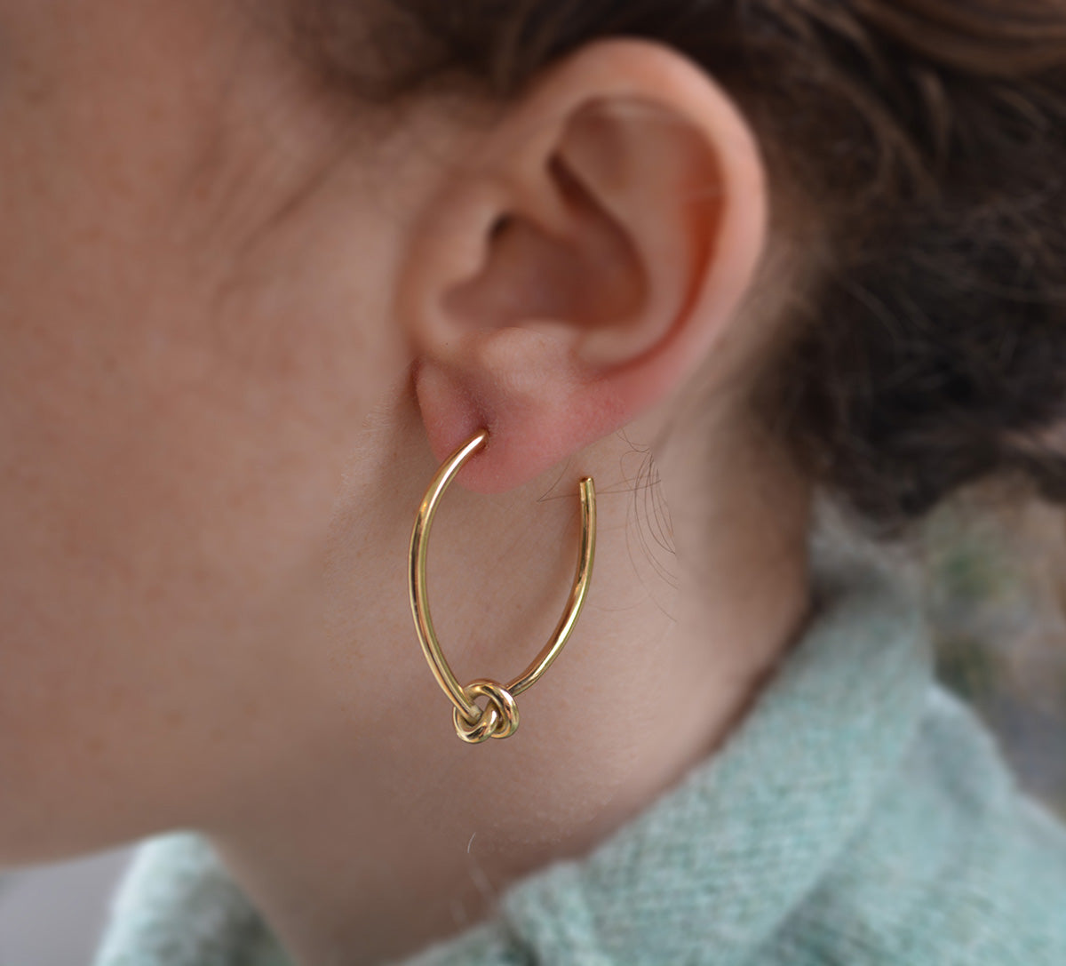 Knotted Hoops