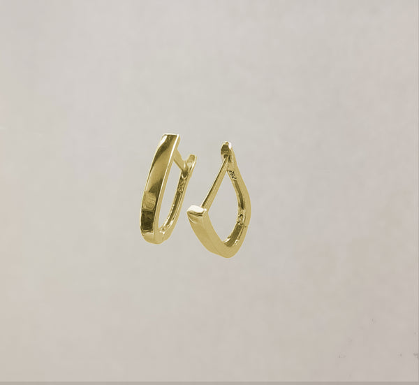 Gold clip earring (יריד)