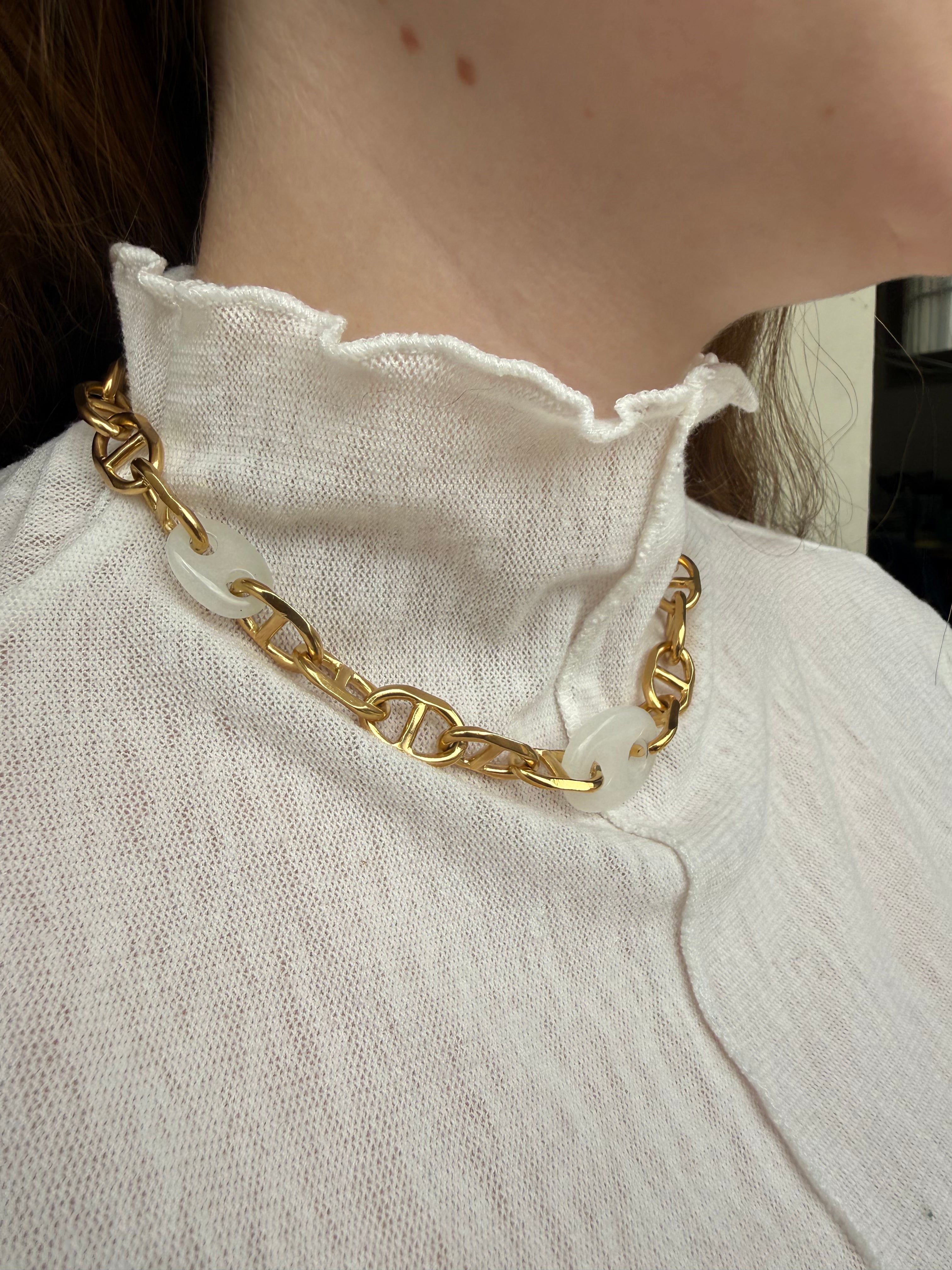 שרשרת כל הזהב עליי