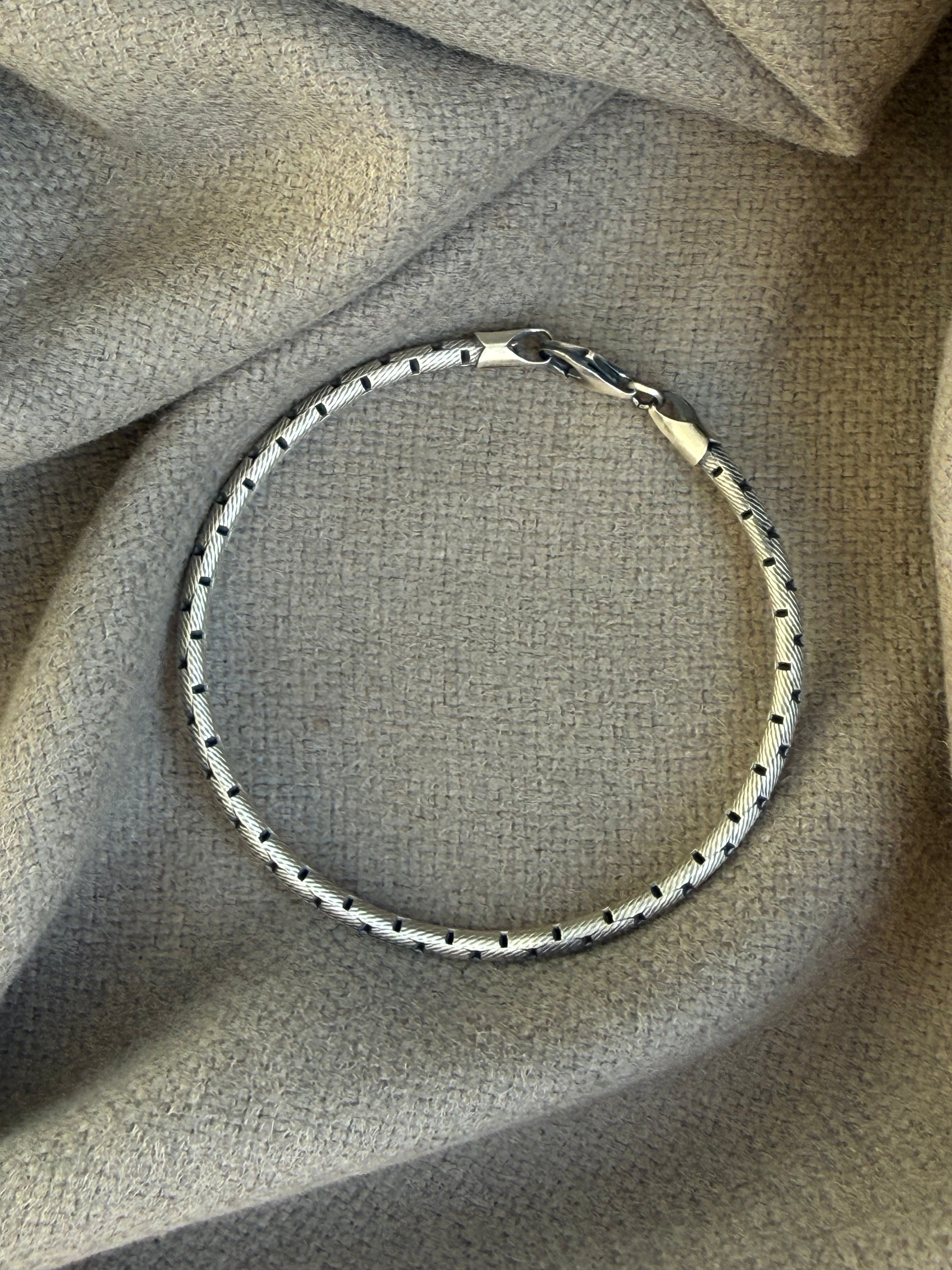 צמיד קשיח לגבר גבר