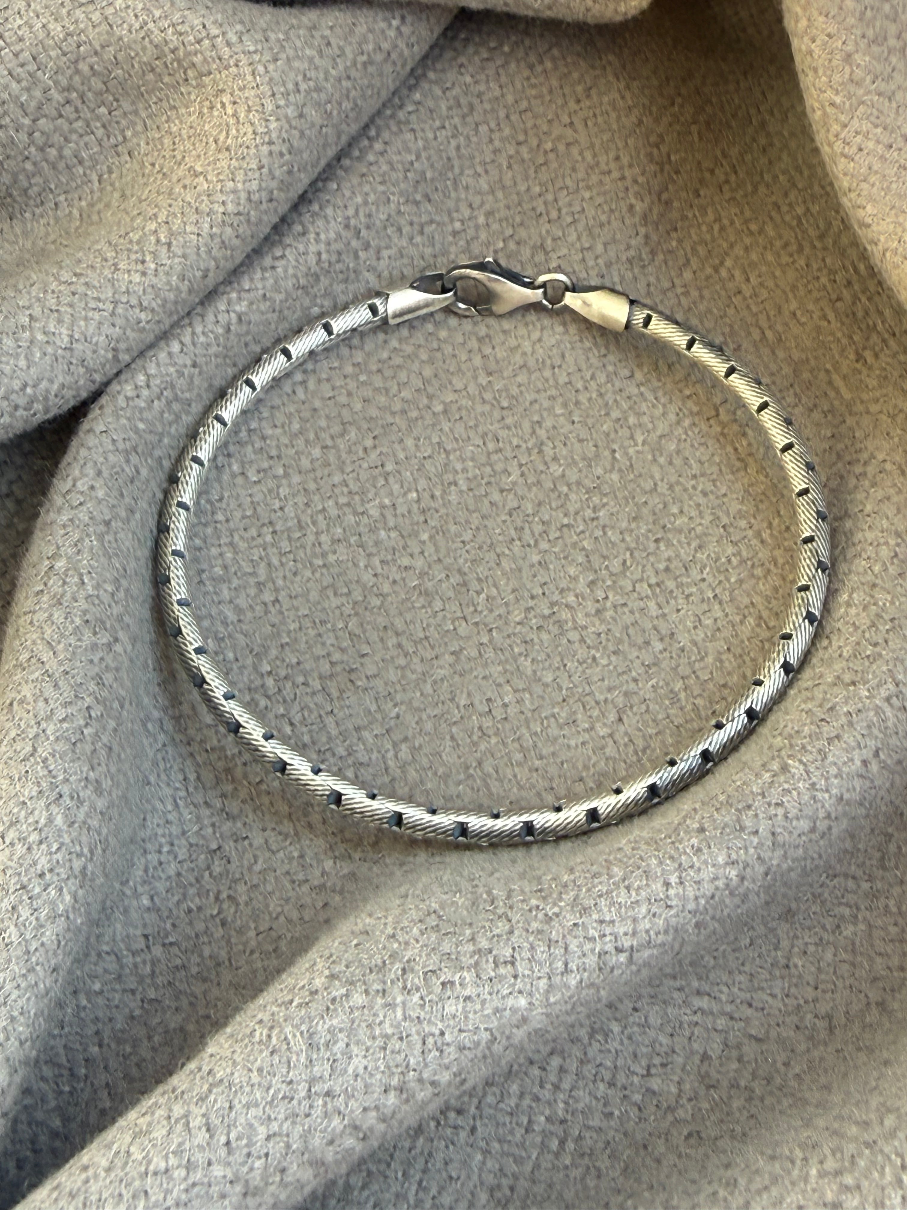 צמיד קשיח לגבר גבר