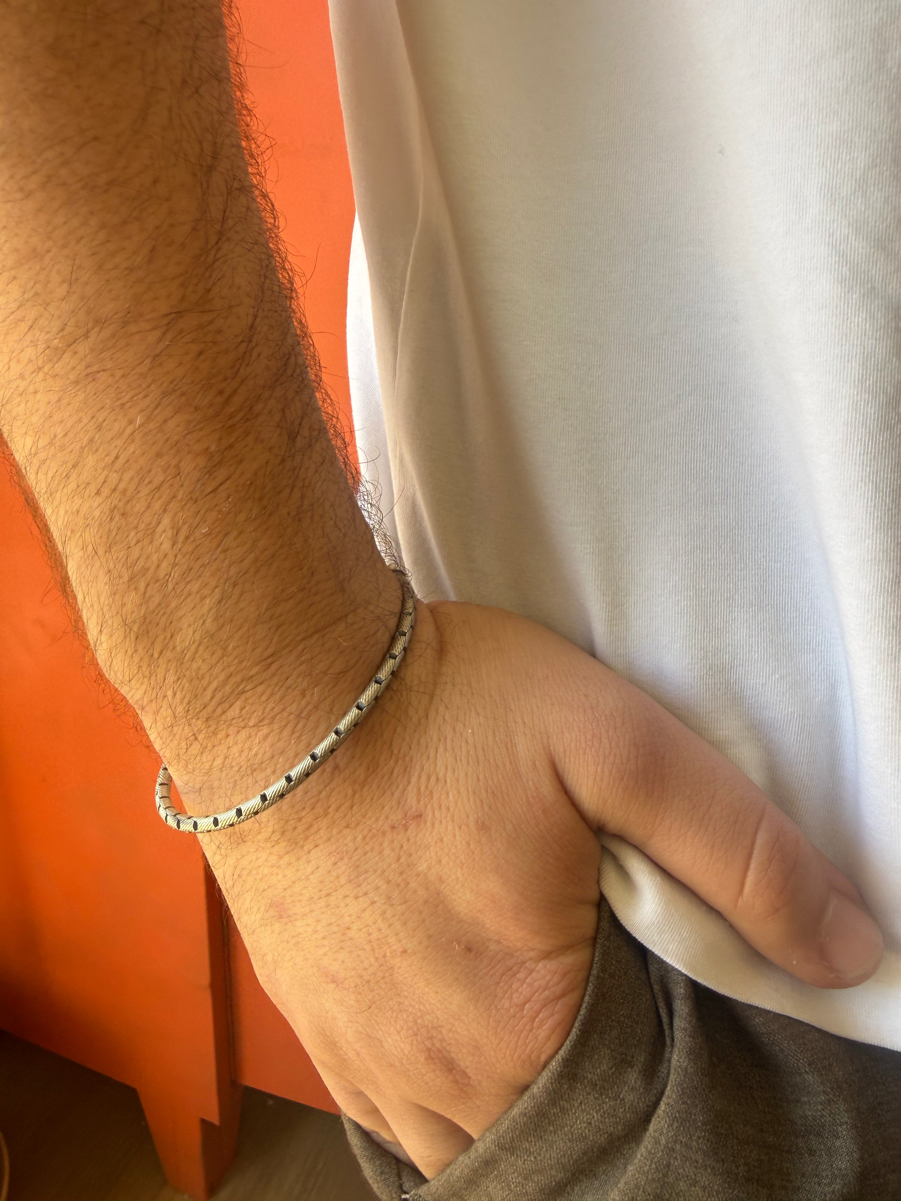 צמיד צינורות עם סגירה חגיגית